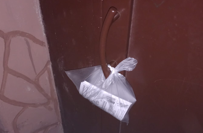 На Волині рахунки за комуналку вішають у поліетиленових пакетах на дверях (фото)