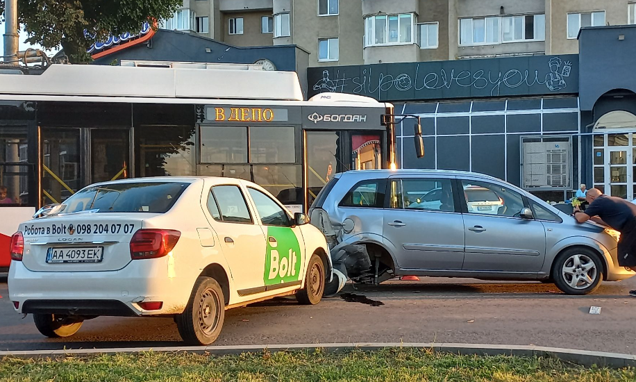 У Луцьку на проспекті Волі сталась ДТП за участю таксі (фото)