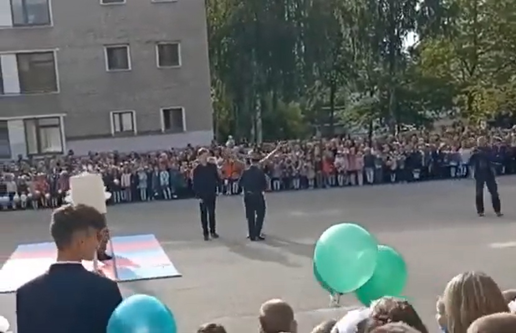 У Білорусі школярка на лінійці показала тризуб: її затримали (відео)