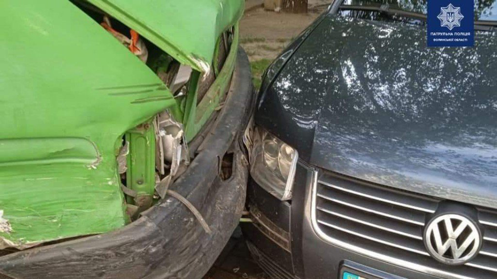 У Луцьку водій врізався у припарковане авто і втік (фото)