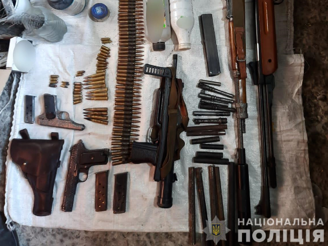 Пістолети, гвинтівки, гранати: на Ковельщині у чоловіка вилучили арсенал зброї (фото, відео)