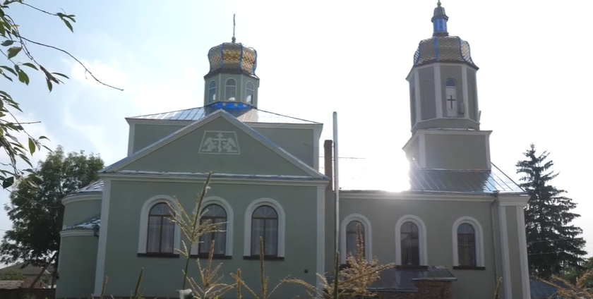 Не хоче виселятись: прихожани волинського храму подали до суду на священника (відео)