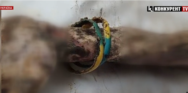 Рука з синьо-жовтим браслетом: відомо, кого знайшли у безіменній могилі в Ізюмі (відео)