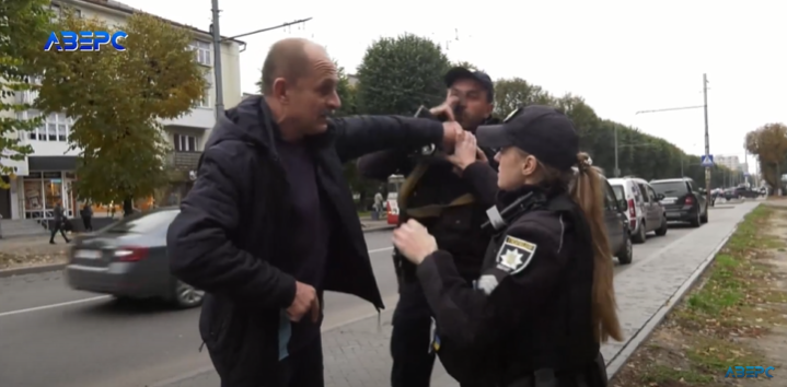 Лаявся і виривав автомат: у Луцьку військовий бикував до поліцейських (відео)