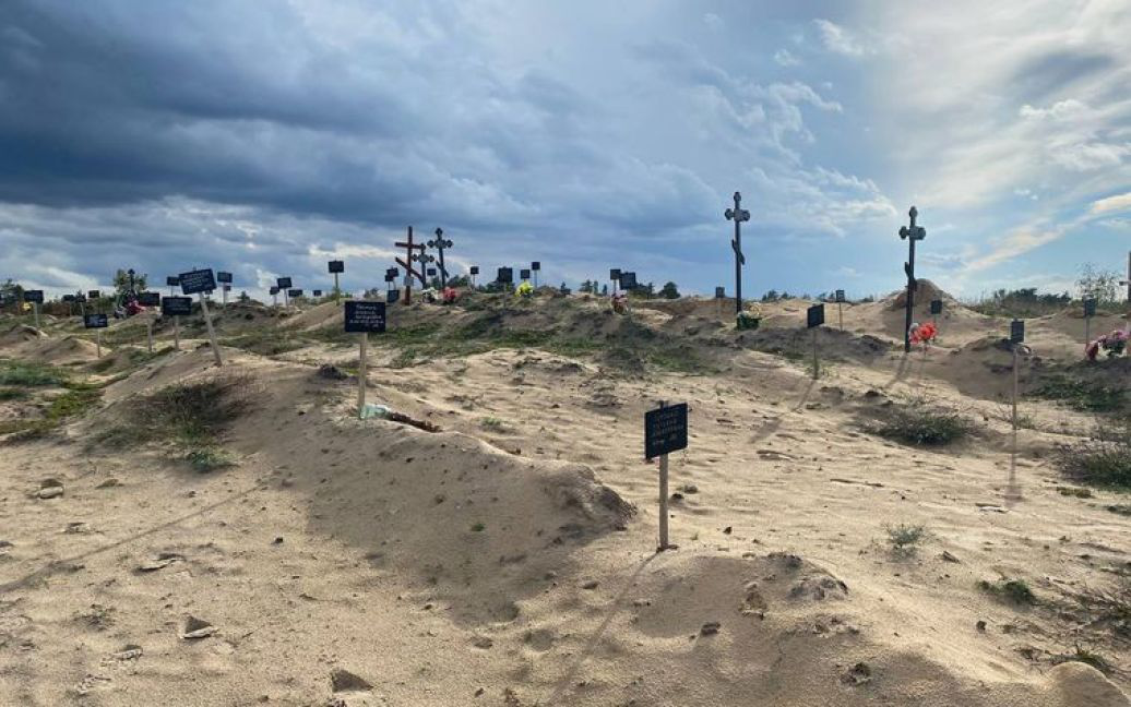 У звільненому Лимані знайшли масове поховання: людей росіяни закопували у траншеях (фото)