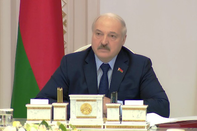 Лукашенко заборонив у Білорусі підвищувати ціни і закривати підприємства