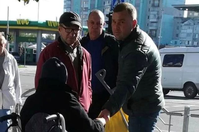 На цигарки: у Луцьку навпроти «Там-Таму» чоловіки відібрали гроші у візочника