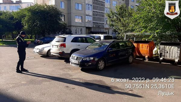 У Луцьку через паркохамів комунальники не можуть вивезти сміття (фото)