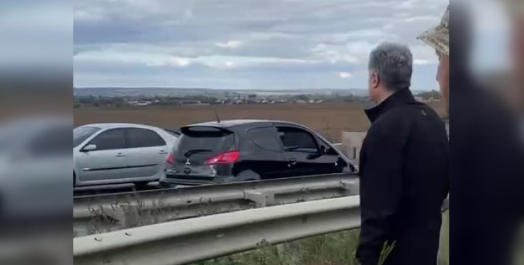 ДТП через Порошенка: водій задивився на політика і наїхав на протитанковий їжак (відео)
