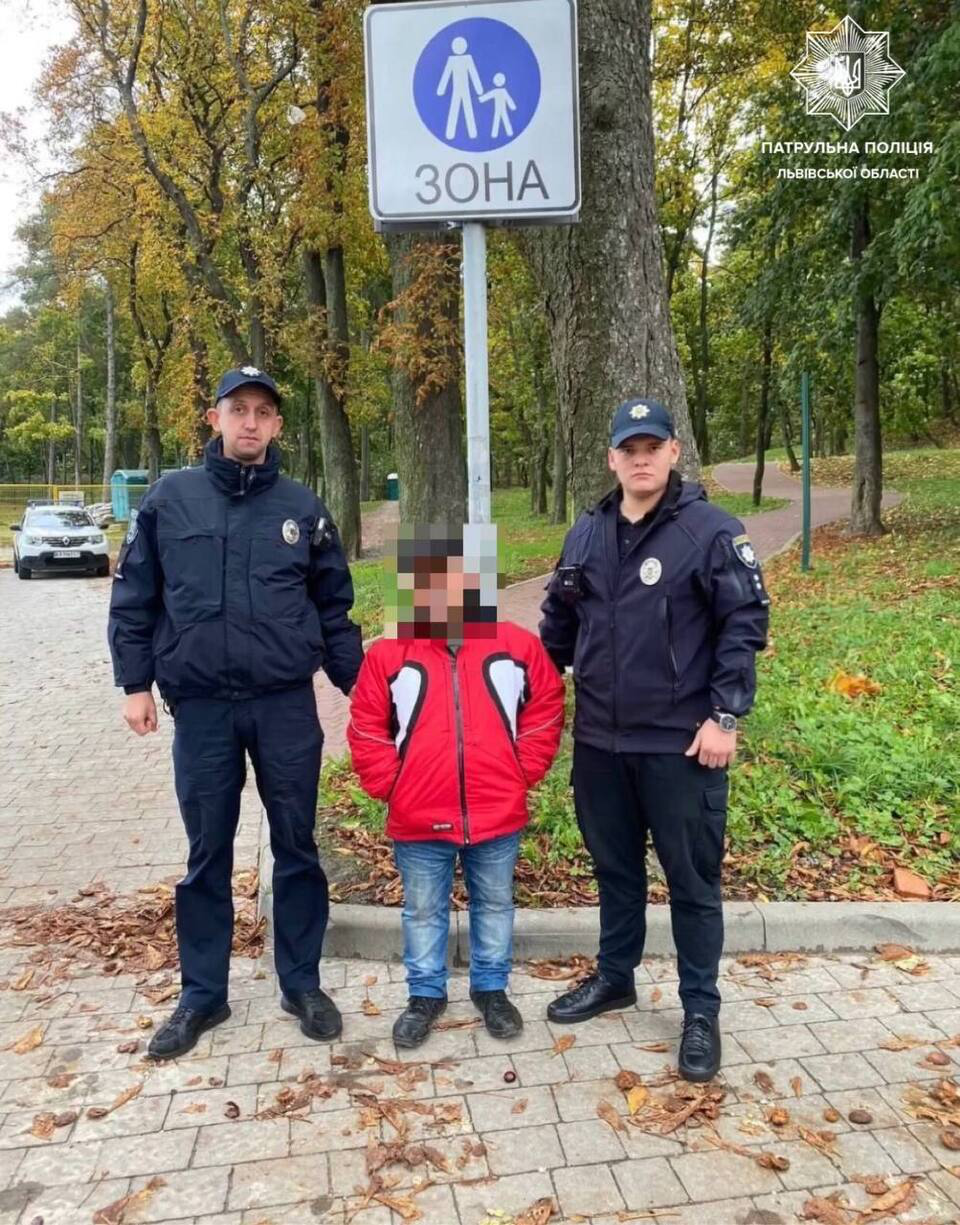 У Львові патрульні затримали двох чоловіків, що оголювалися перед перехожими