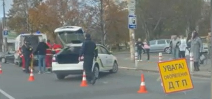 Аварія на Соборності у Луцьку:  легковик збив стареньку жінку (відео)