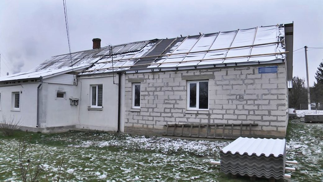 У Луцьку в будинку, пошкодженому ракетою, почали відновлювати дах (фото)