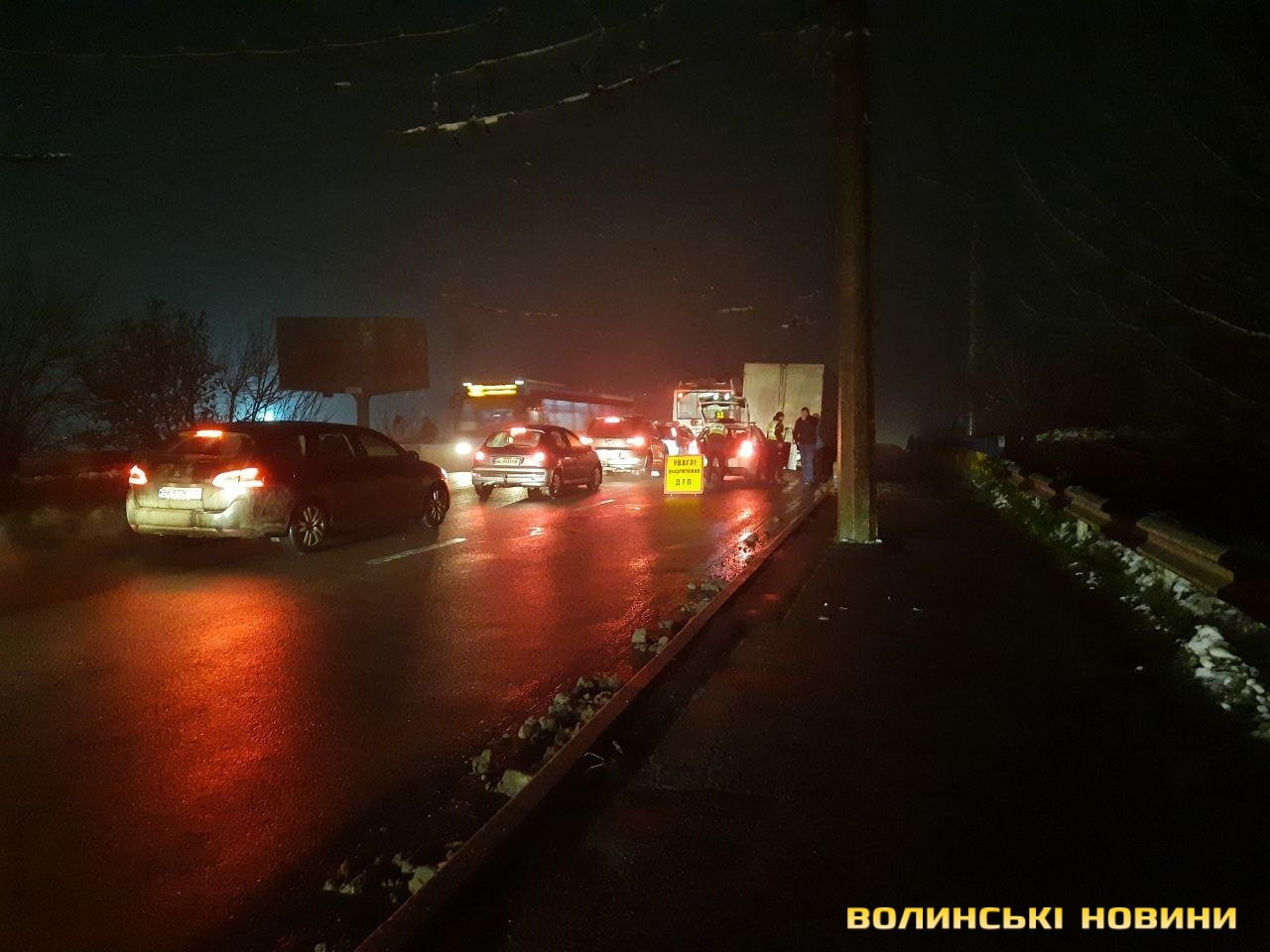 У Луцьку – затор:  біля «Там Таму» не розминулися вантажівка й легковик (фото)