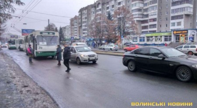 Водія оштрафували: у Луцьку авто в'їхало в тролейбус