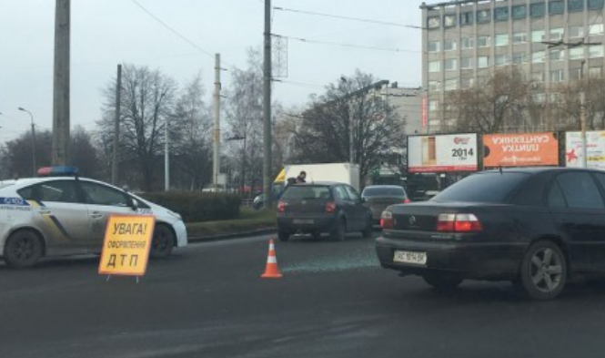 Оштрафували і забрали «права»: у Луцьку п'яний водій виїхав на кільце біля «Глобуса»