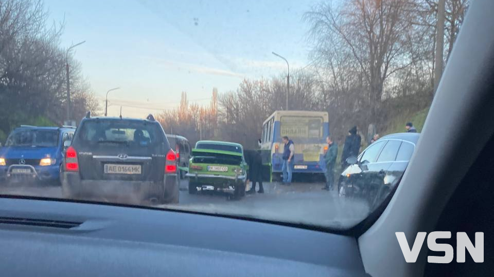 У Луцьку - аварія: зіткнулись легковик і маршрутка (фото)