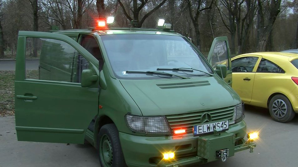 Волинянин у Польщі модернізував «мерседес» для бойових медиків 14 бригади (відео)