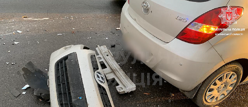 У Луцьку на перехресті побилися два Hyundai (фото, відео)