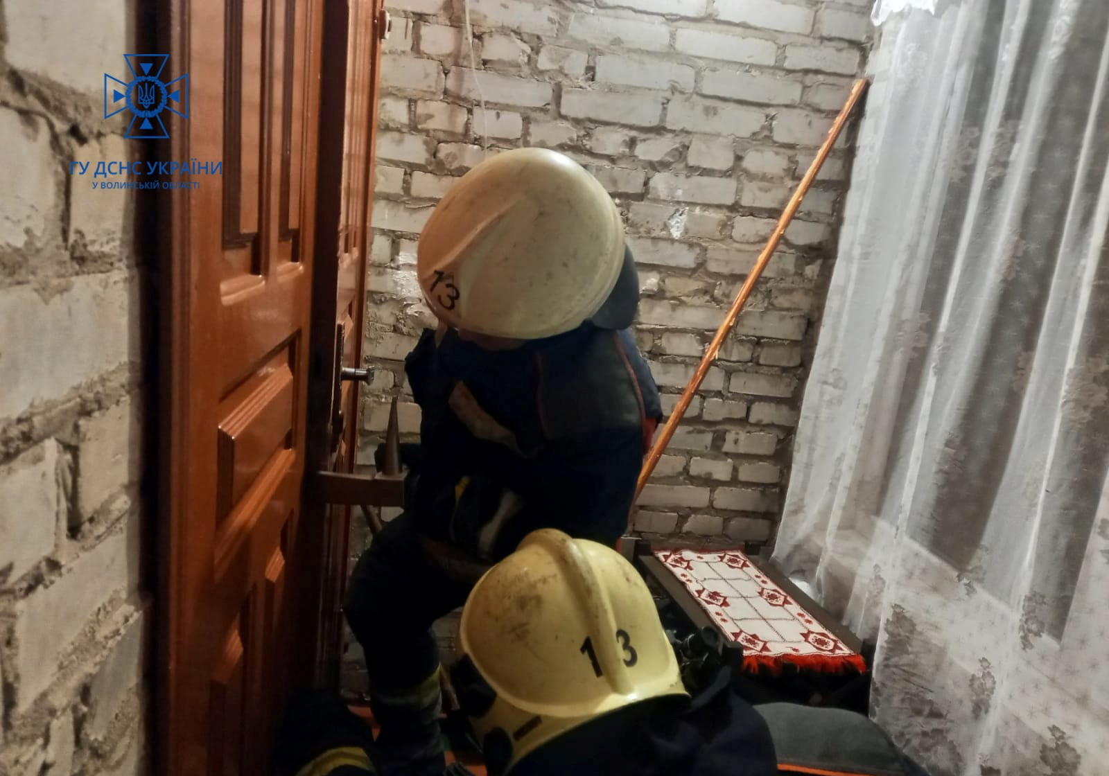 Потребувала медичної допомоги: в Маневичах рятувальники визволяли літню жінку