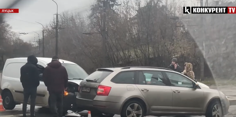 У Луцьку на перехресті зіткнулися Renault і Skoda (відео)