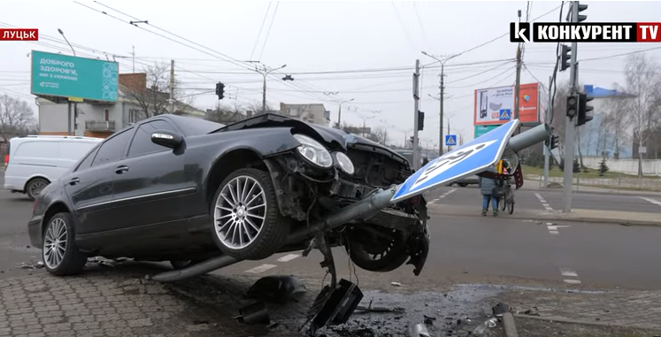 У Луцьку внаслідок ДТП Mercedes «завис» на стовпі (відео)