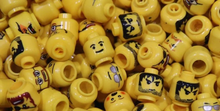Шість лікарів проковтнули голови чоловічків із Lego заради науки
