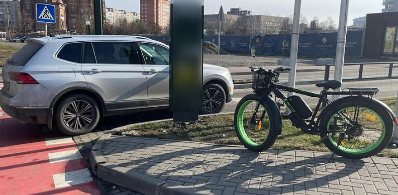 У Луцьку на Соборності Volkswagen збив 60-річного велосипедиста (фото, відео)