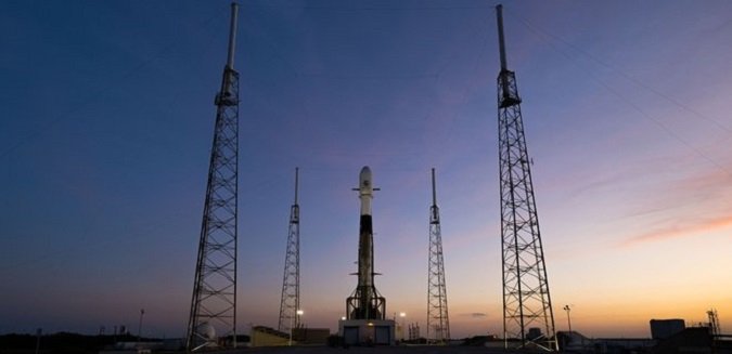 SpaceX за дев’ять годин запустила дві місії у космос (фото)