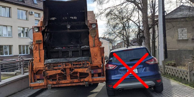 «Зухвале паркування»: у Луцьку легковик не дав проїхати сміттєвозу (фото)