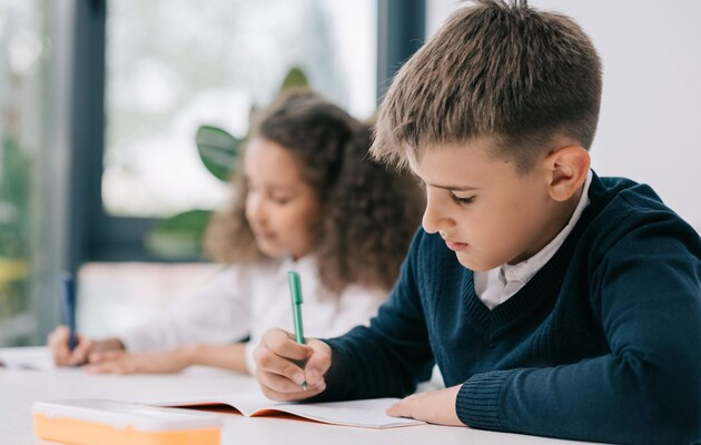 Вчителям рекомендують менше використовувати червоної ручки: як це впливає на учнів