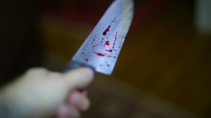 У Луцьку чоловіка вдарили ножем у живіт, він помер у «швидкій» (фото, відео)
