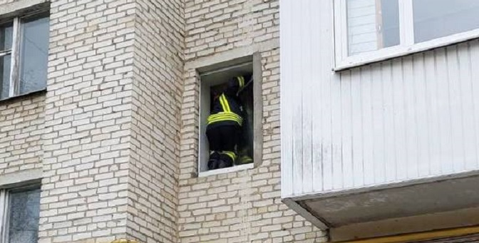 Довелося лізти у вікно: у Ковелі 2-річну дитину зачинили у квартирі (фото)