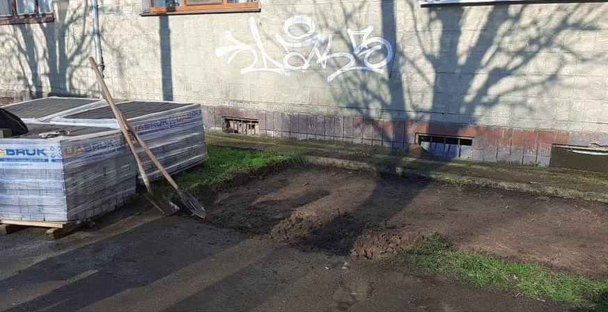 У центрі Луцька «ландшафтні дизайнери» пошкодили газон (фото)