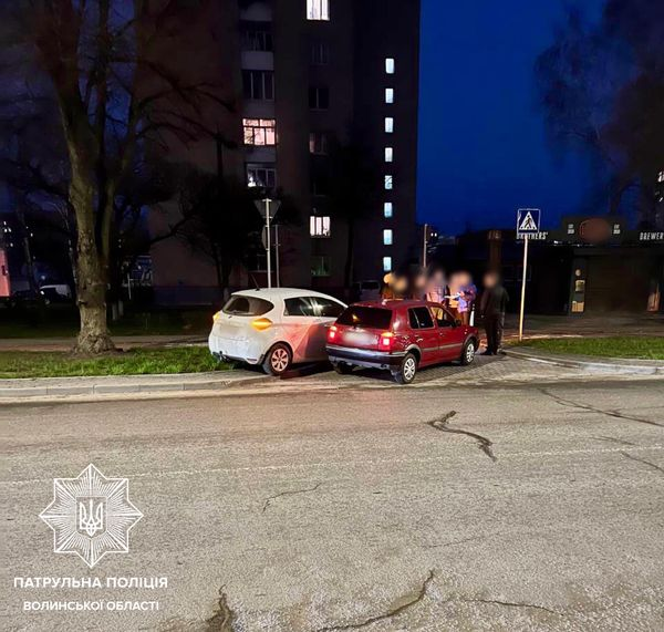 Обгін на перехресті: у Луцьку на Молоді сталася аварія (фото, відео)