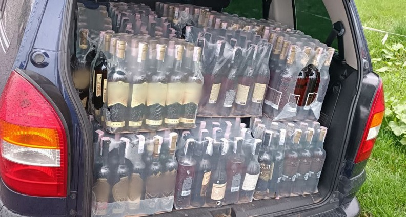 У Луцьку зупинили авто, під зав'язку заповнене «лівим» алкоголем (фото, відео)