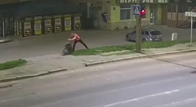 Неадекват серед ночі у Луцьку боровся зі смітником (відео)
