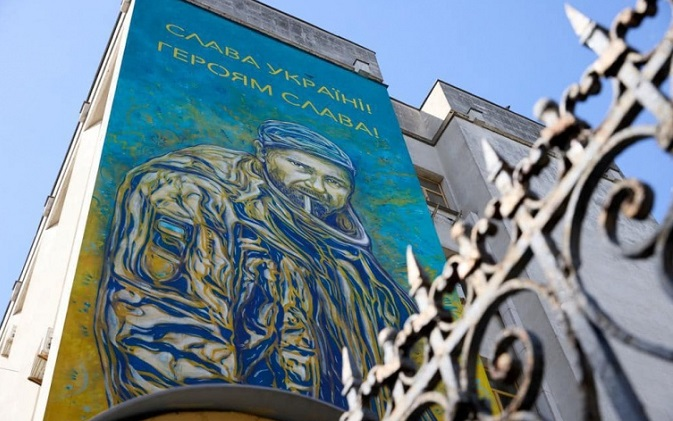 «Слава Україні»: у Києві французький художник створив мурал страченому росіянами військовому (фото)