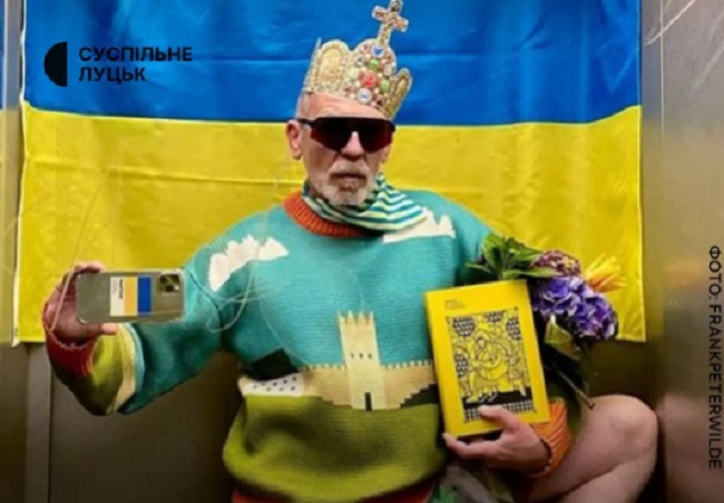 Ліфтолук: модний блогер засвітився у кофтині з Луцьким замком (фото)