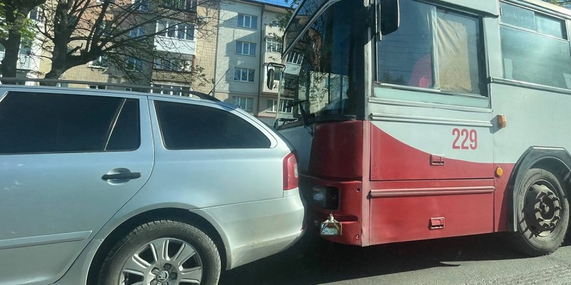 У Луцьку тролейбус «наздогнав» на світлофорі «шкоду» (фото, відео)