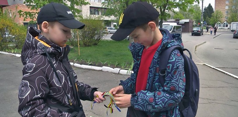 У Луцьку школяр власноруч заробив 34 тисячі для ЗСУ (фото, відео)