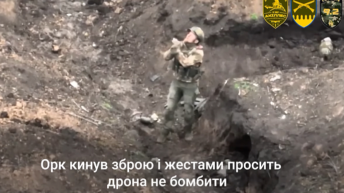 У спину стріляли свої: під Бахмутом окупант здався в полон українському дрону (відео)