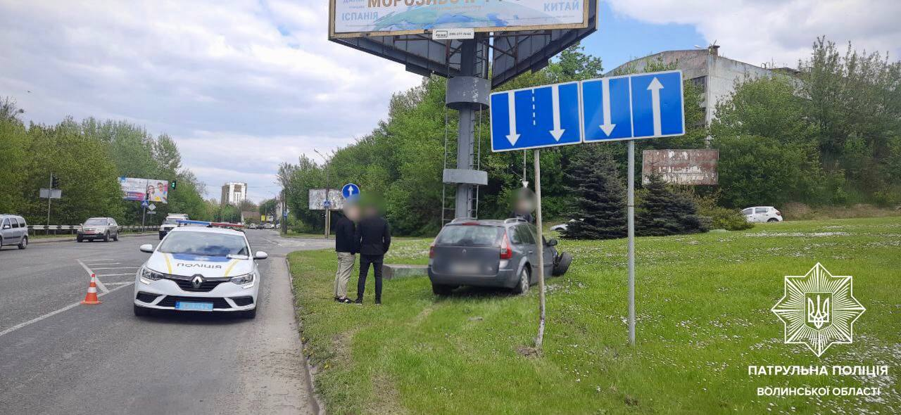 Відірвало колесо: у Луцьку на Набережній п'яний водій скоїв аварію (фото)
