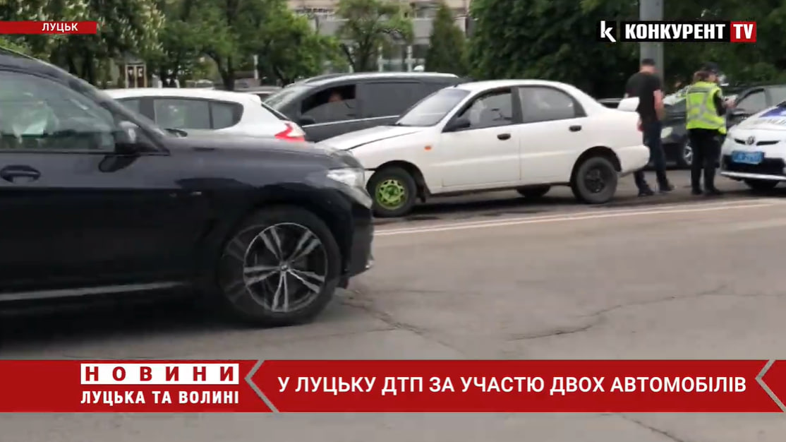 У Луцьку на Київському майдані зіткнулись Renault та Daewoo Lanos (відео)
