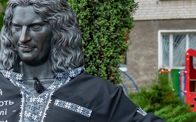 Пам'ятник Кузьмі Скрябіну в Луцьку одягли у вишиванку (фото)