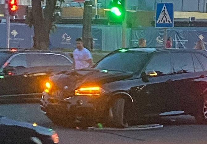 У Луцьку біля ПортCity BMW зніс огорожу та вилетів на «зустрічку» (фото, відео)
