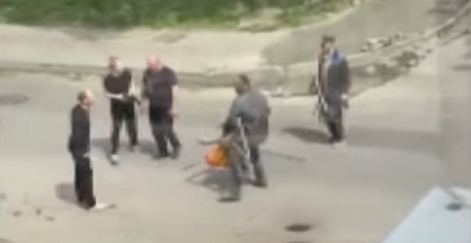 Епічна бійка: у Луцьку чоловік з ножем і палицею напав на комунальників (відео)