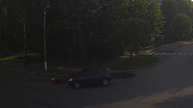 У Луцьку на перехресті зіткнулися легковик та велосипедист (відео)