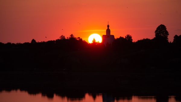 У небі і в воді: неймовірний захід сонця біля Луцька (фото)
