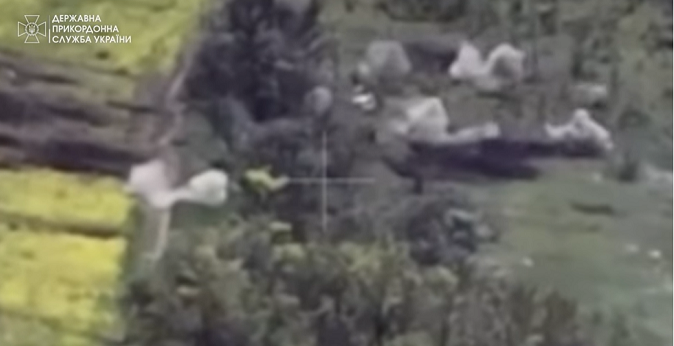 Вистежили дроном та засипали гранатами: прикордонники показали ліквідацію росіян (відео)