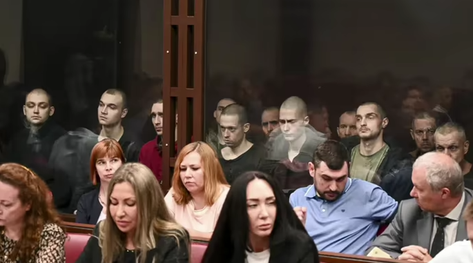 Росіяни влаштували показове судилище над 22-ма полоненими «азовцями» (відео)